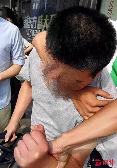 赵琛将“咸猪手”男子紧紧控制住