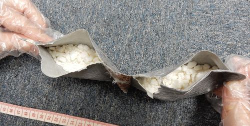 这人的钱包和鞋子为啥这么沉？原来藏了1.1公斤毒品