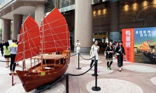 观众在香港时代广场从“鸭灵号”模型旁经过。新华网图片 李鹏 摄