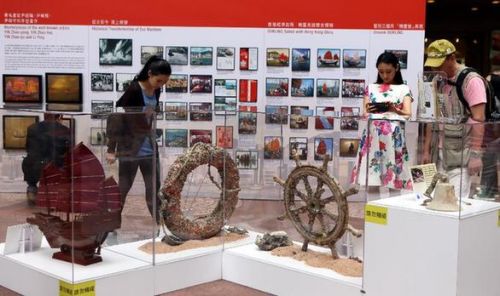 观众在香港时代广场参观“鸭灵号历史展”。
