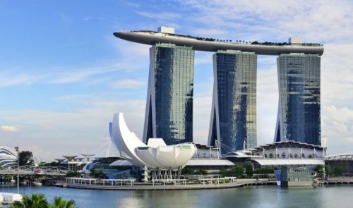 Marina Bay Sands 新加坡滨海湾金沙酒店是一家新加坡极富盛名的豪华酒店。有独具魅力的城市天际线和绝美的新加坡沿海景观，标志性的空中花园及顶楼无边际游泳池，艺术科学博物馆和购物广场，24小时免费WIFI，极富居住与游玩价值。