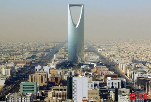 Kingdom Centre 王国中心，亦称王国塔是一座立于沙特阿拉伯利雅德的41层、约302.3米高的摩天大楼。它是沙特第二高建筑，且为全球第三高、建筑外观有空洞的摩天大 楼。 除了商场之外，本身尚有四季酒店驻进以及私人高级公寓，大厦顶部则是一座56米长的人行天桥；附属停车场可停满三千辆汽车。