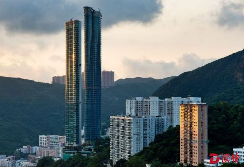 HIGH CLIFF 晓庐，位于香港岛跑马地司徒拔道41号D，楼高73层，252米，是香港摩天大楼之一。楼宇内共有百多伙单位。晓庐的发展商是许世勋家族的中建企业集团。