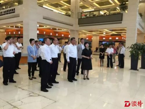 代表团一行参观上海自贸区。