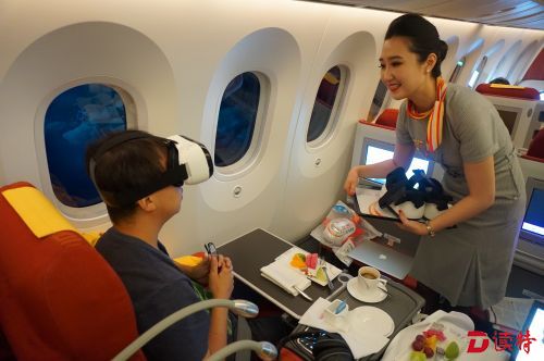 附图2：旅客在海南航空787-9飞机上体验VR眼镜