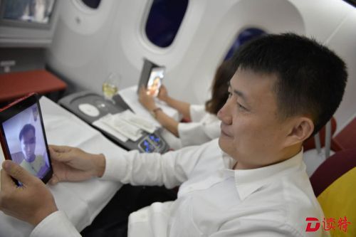 附图3：海南航空服务部副总经理欧阳晨在海南航空787-9飞机上体验机上Wi-Fi
