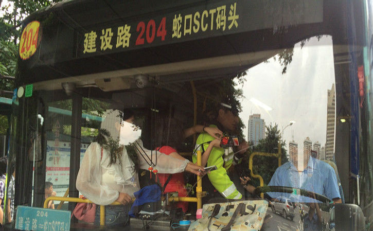 看到涉“公交”的交通违法，请举报！