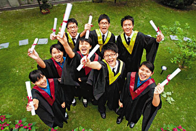 年掷12.5万港币 香港家长供子女读大学费用亚太区最高 