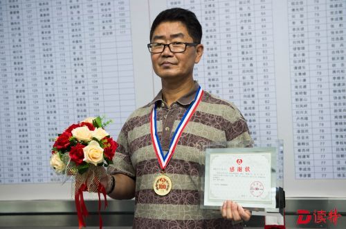李士强先生已参加无偿献血达100次，2016年6月14日，市血液中心赠予其纪念牌和感谢状。