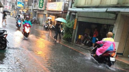 台湾桃园新竹暴雨 一名老妇坠入排水沟下落不明