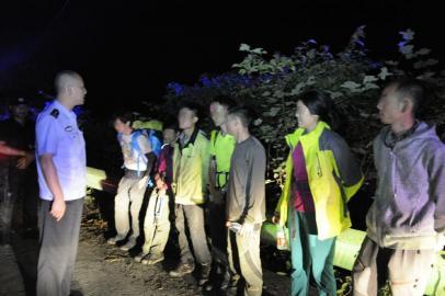 200警民连夜救7驴友却不被领情：没报警为何来救？
