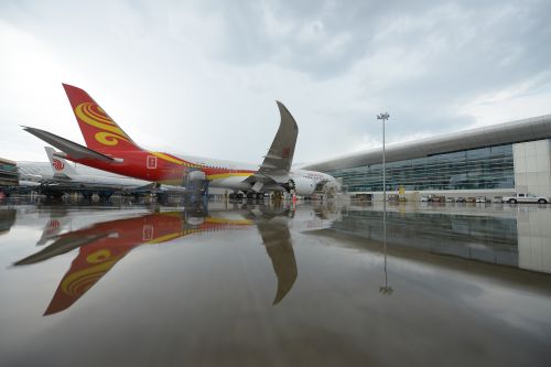 深圳机场首迎787-9梦想客机 褚文铭