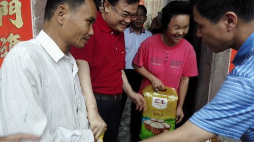 当天下午,刘凯章一行冒着滂沱大雨前往慰问贫困户村民,途经雅色至流洞