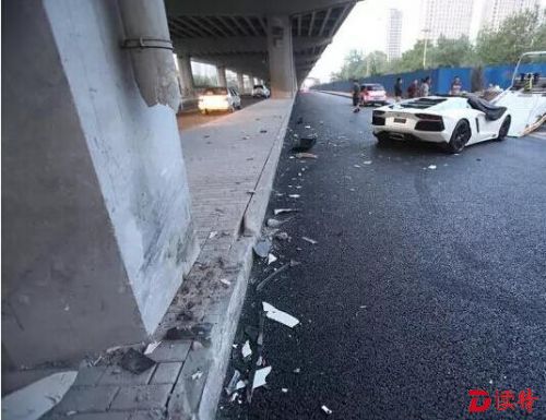 李易峰撞车事件被扣24分 道歉：给大家添麻烦了