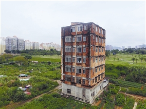 <p><p>7层红砖小楼孤零零矗立在北站东广场对面的荒地上。</p></p>