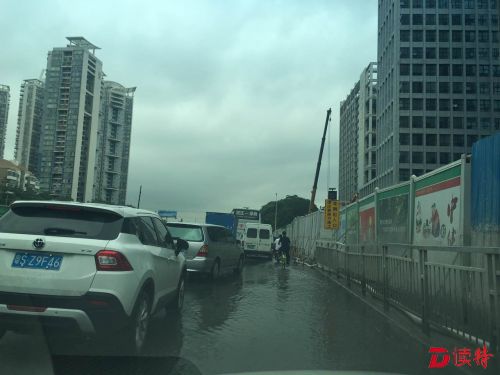滨河大道泰然天桥路段爆管积水！堵车数小时