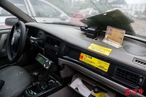 被查获的假冒出租车车内布置和正规出租车基本没有差别，连驾驶员上岗证都有。