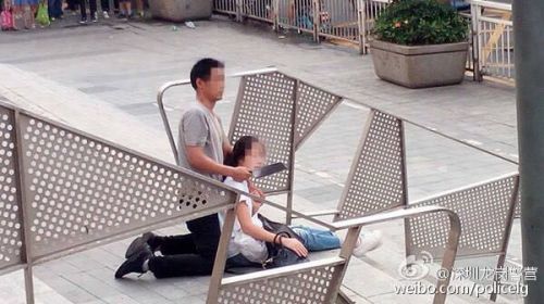 男人持刀挟持路人被警方制服  无人员伤亡