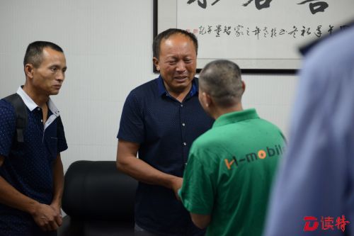 邱氏兄弟见到失踪6年的弟弟喜极而泣。