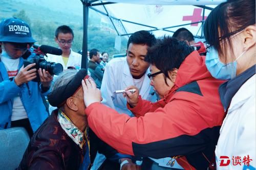 韩红做公益遭质疑 回应：若作秀，我将继续下去