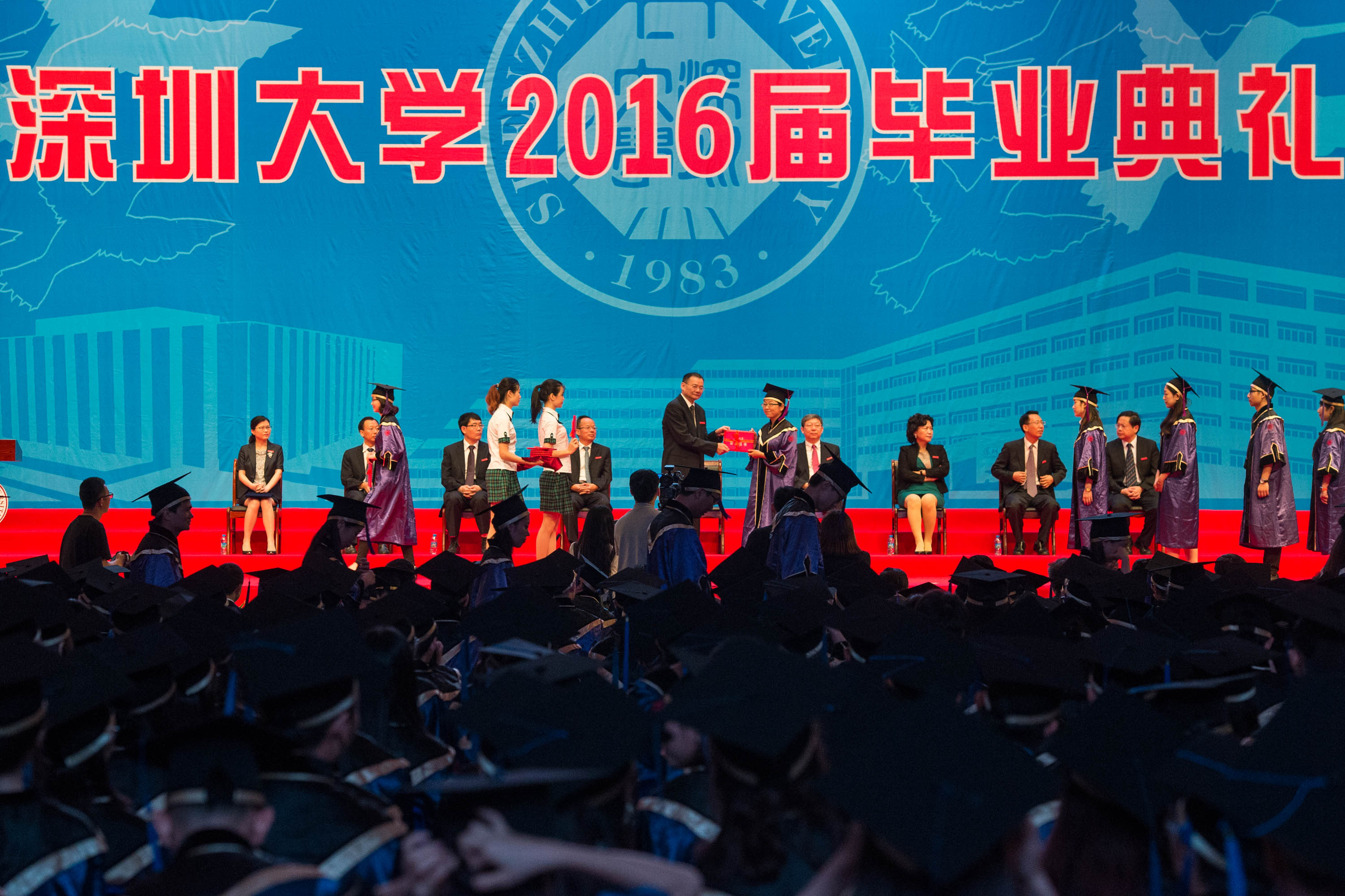 8025名深大学子毕业 研究生就业率达72.5%  