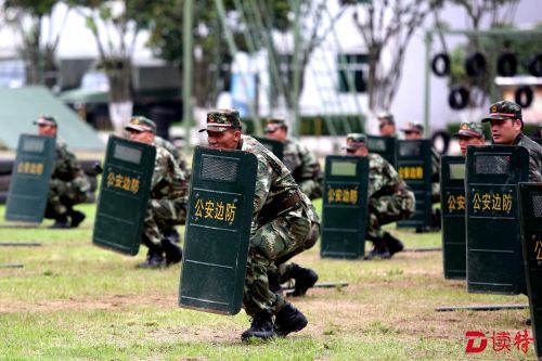 6月20日，图为边防官兵正在进行警棍盾牌操方阵训练。 (5)
