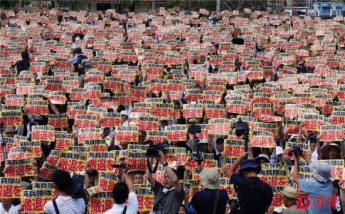 6月19日，在日本冲绳县首府那霸市一座公园内，市民手举“撤走（美国）海军陆战队”的标语。