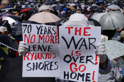 不要基地！冲绳6.5万人抗议驻日美军暴行