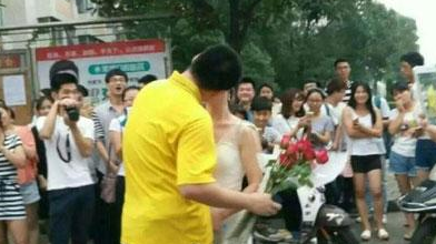 同学你牛！还没毕业就抱得女老师归