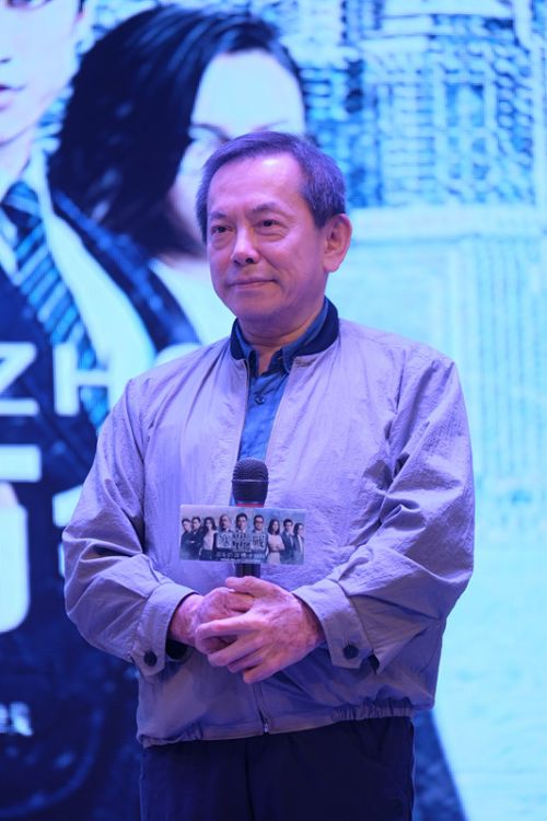 江老板单人照