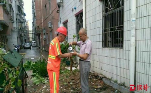 热心市民为环卫工人送茶水