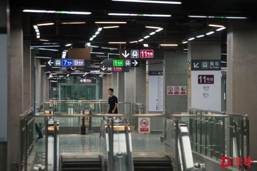 4条地铁汇聚车公庙 4色灯带指引包您不迷路！