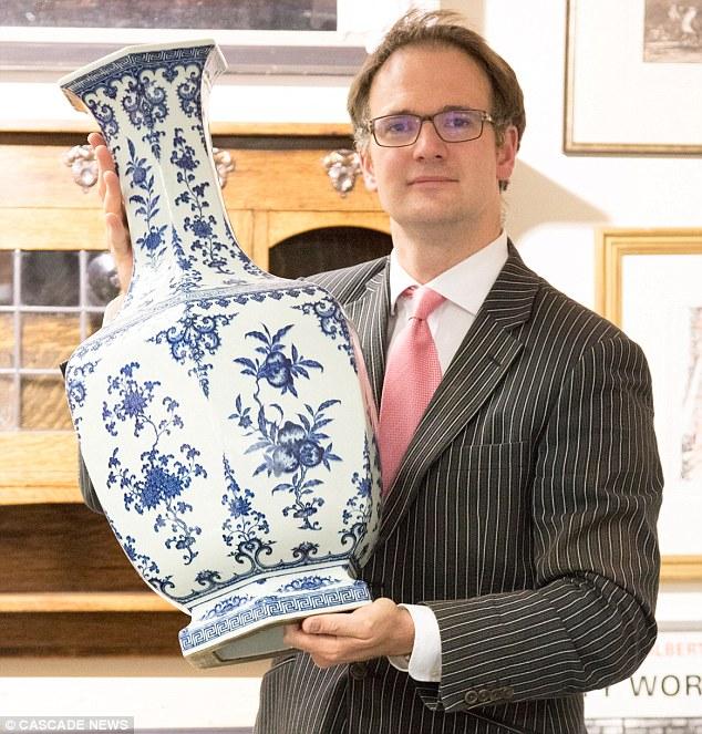 用估价100万英镑的乾隆瓷瓶顶门？！英国夫妇真不识货