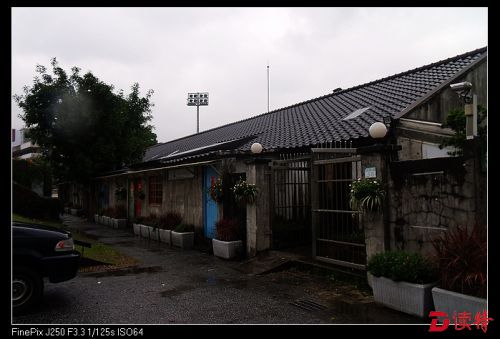 台北四四南村只留下少数空眷舍来展示空间架构和比邻而居的格局。