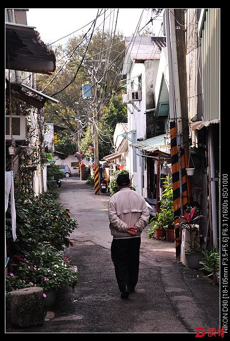 老兵陈伯伯的背影，台北市中心新村里，老兵剩不到十个了。。