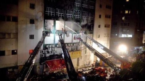 香港淘大工业村大火烧了数十小时 2名消防员殉职