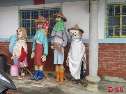 穿花衣的稻草人是老街一景