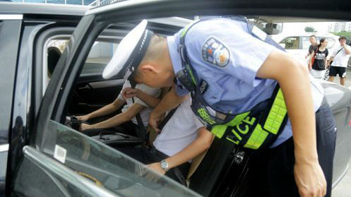 27日交警开查不系安全带 后排不系下周一开罚