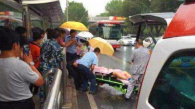 踩脚引发血案？北京公交站台发生命案1死2伤