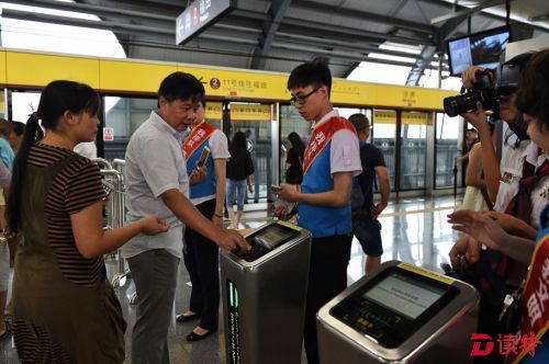站台上，工作人员指导乘客使用商务车核准机。