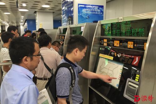 机场站，不少抵达深圳的旅客选择坐地铁去市区。