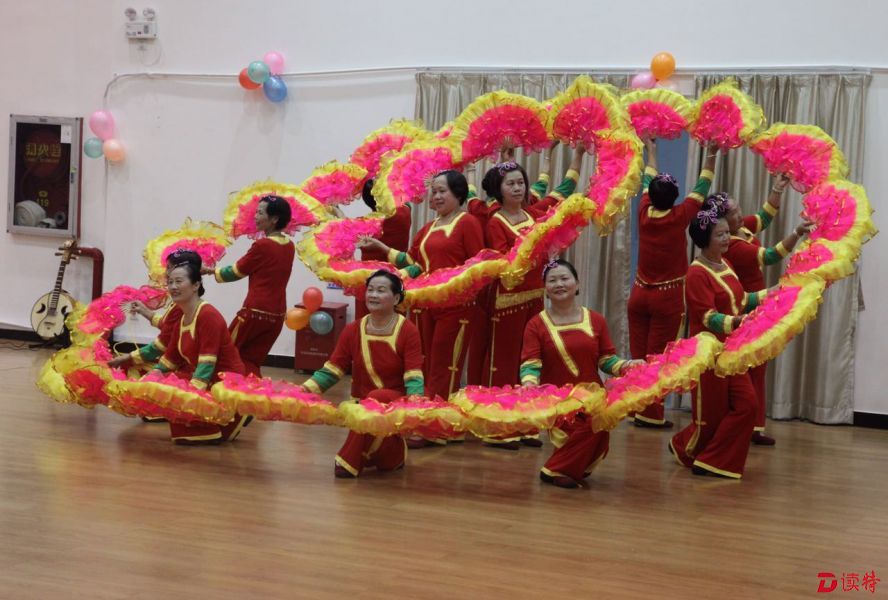 社区里看老年人的文体联欢