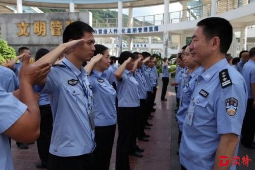 文明执法 警察敬个礼都要严格训练