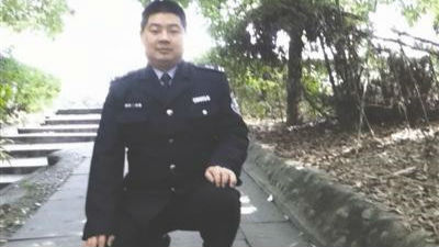 电子科大当了17年保安的他硕士毕业啦！