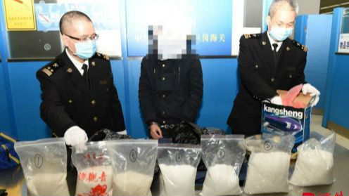 女孩竟为300港币走私6千克毒品获无期