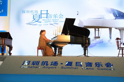 世界钢琴女王奥克萨娜・雅布隆斯卡娅在深圳机场航站楼现场演出