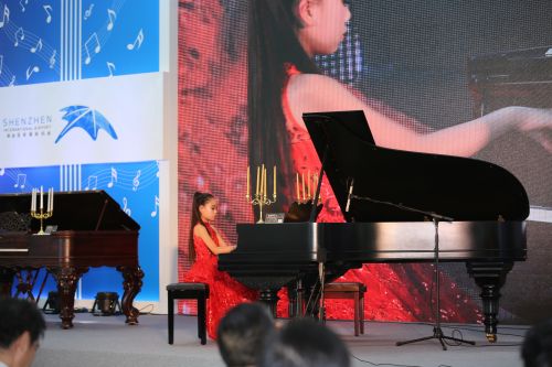 10岁少年钢琴家张菁作为嘉宾现场演出（倪德安摄）