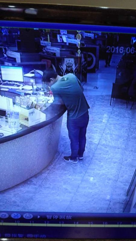 “网瘾男”撬车盗窃 被抓时还在上网