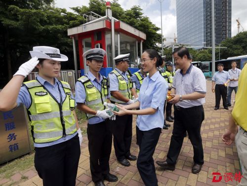 致敬！烈日下的执勤深圳交警