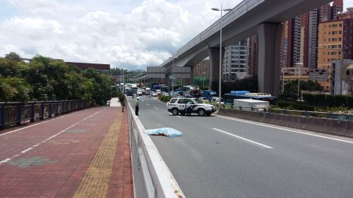 龙岗大道上，一骑车男子在机动车道上倒地身亡
